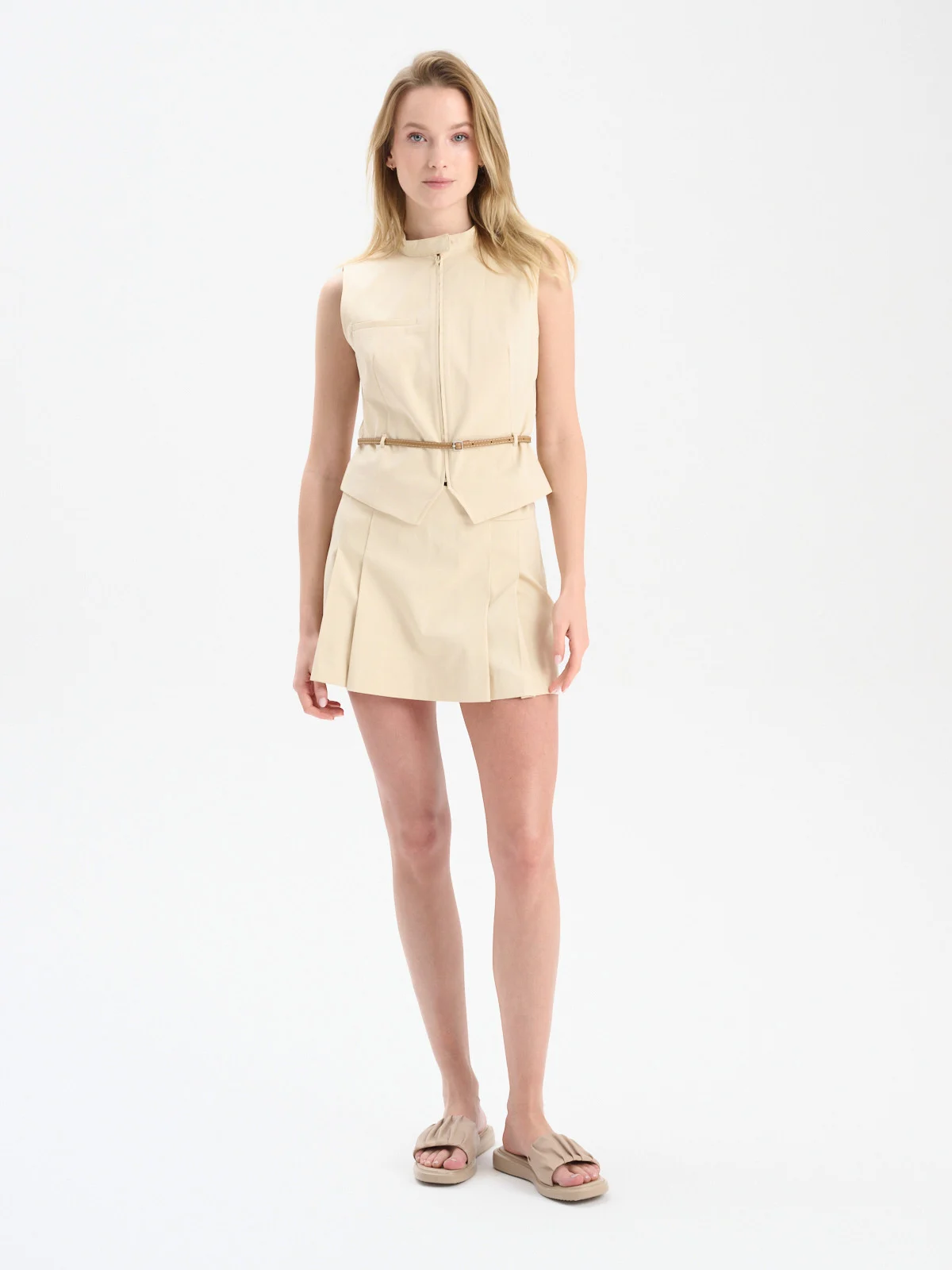 Beżowe klapki z marszczoną cholewką