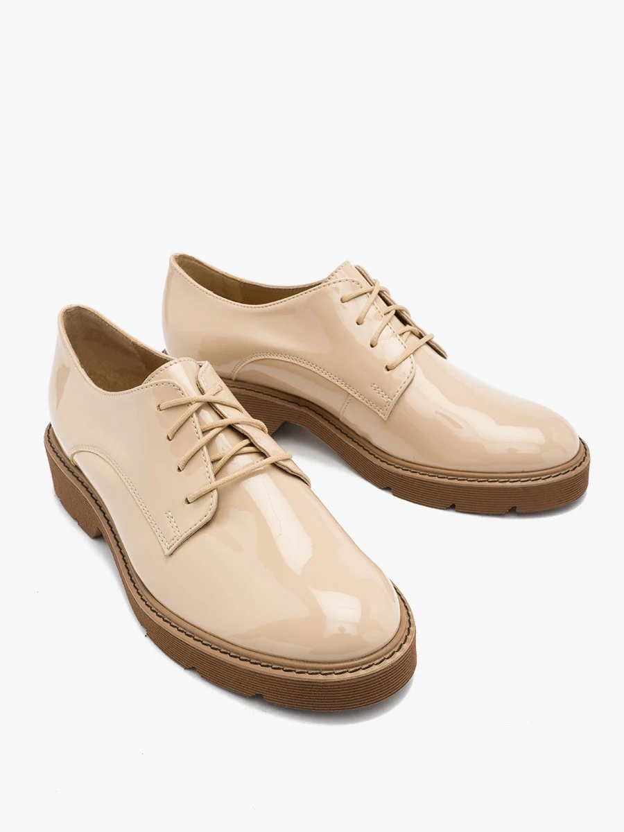 Kremowe, lakierowane półbuty