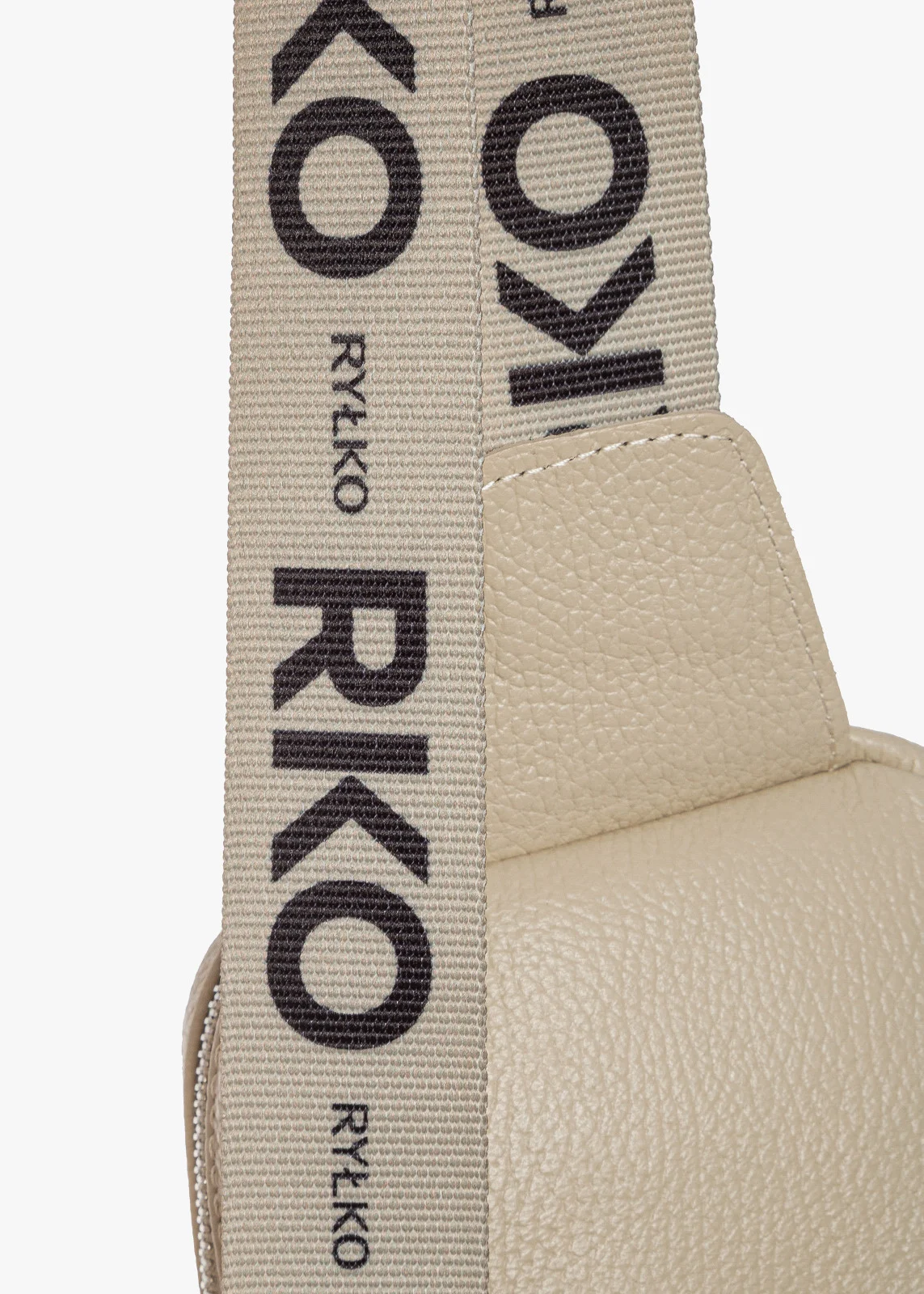 Beżowa torebka typu nerka z ozdobnym paskiem z taśmy