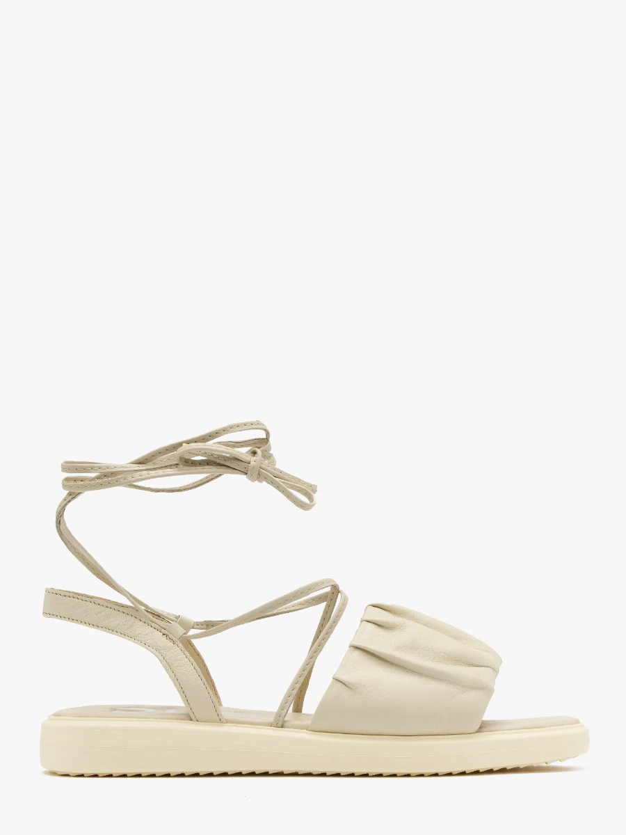 Kremowe sandały ze sznureczkami