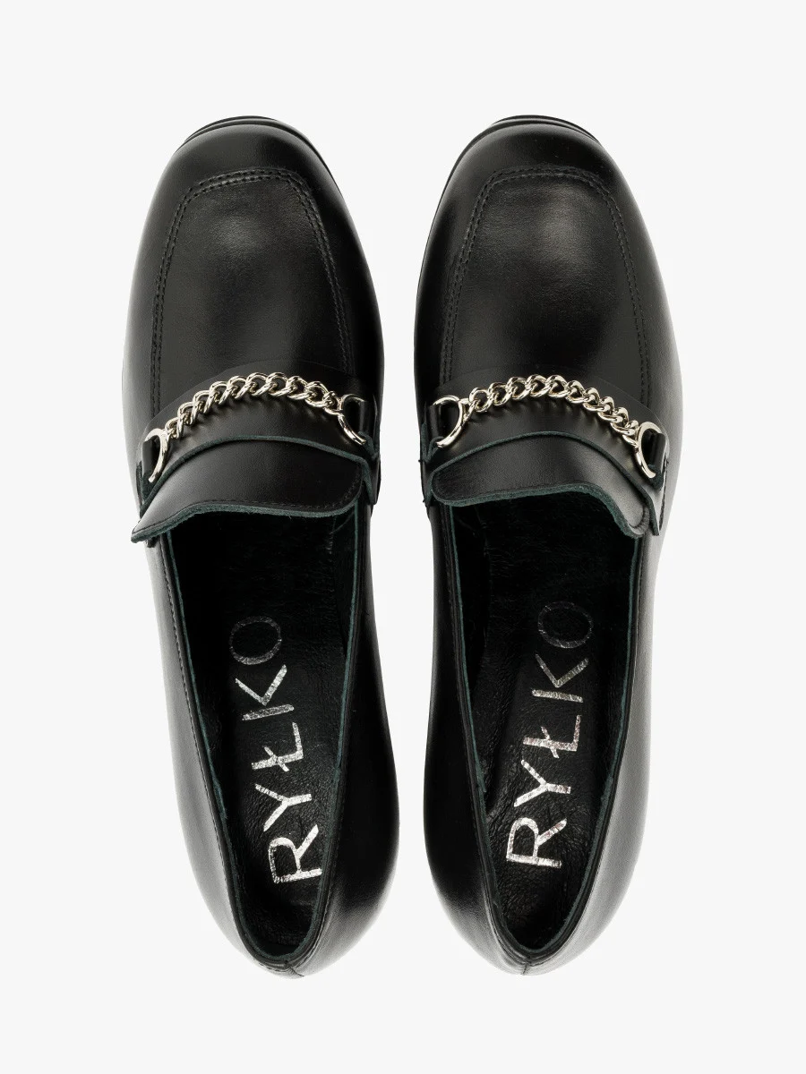 Czarne mokasyny na słupku