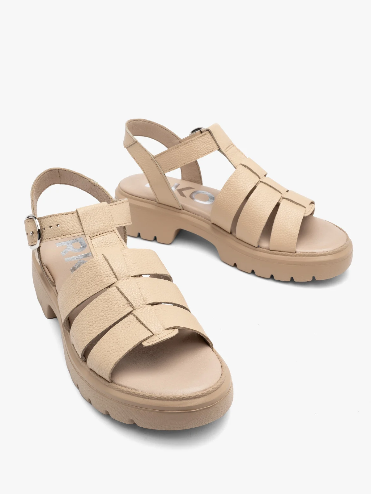 Beżowe sandały z ozdobną cholewką