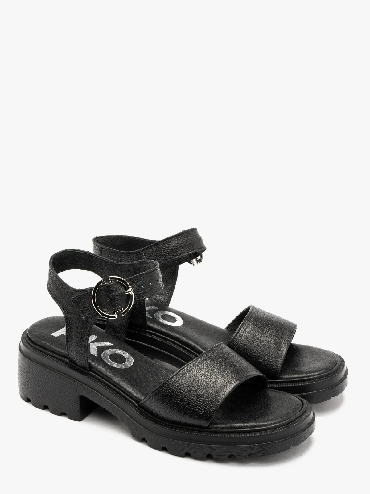 Czarne sandały na traktorowej podeszwie