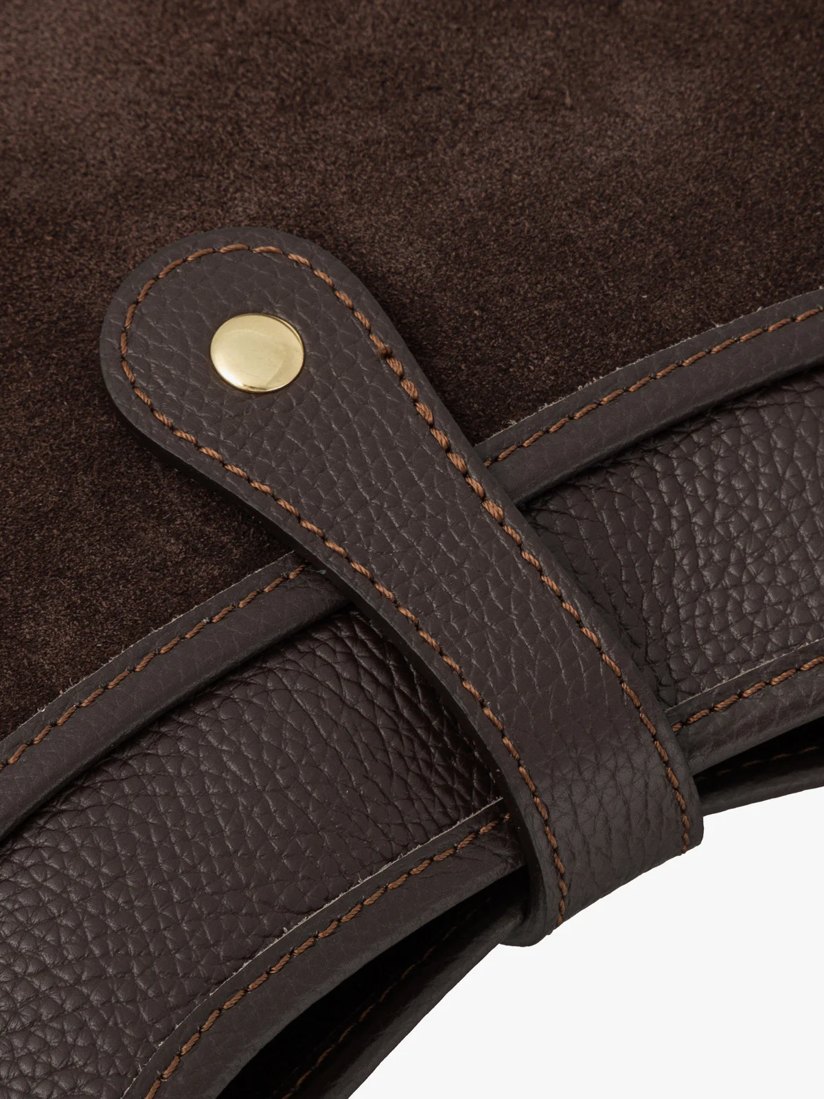 Mała, brązowa torebka na pasku ze złotymi detalami