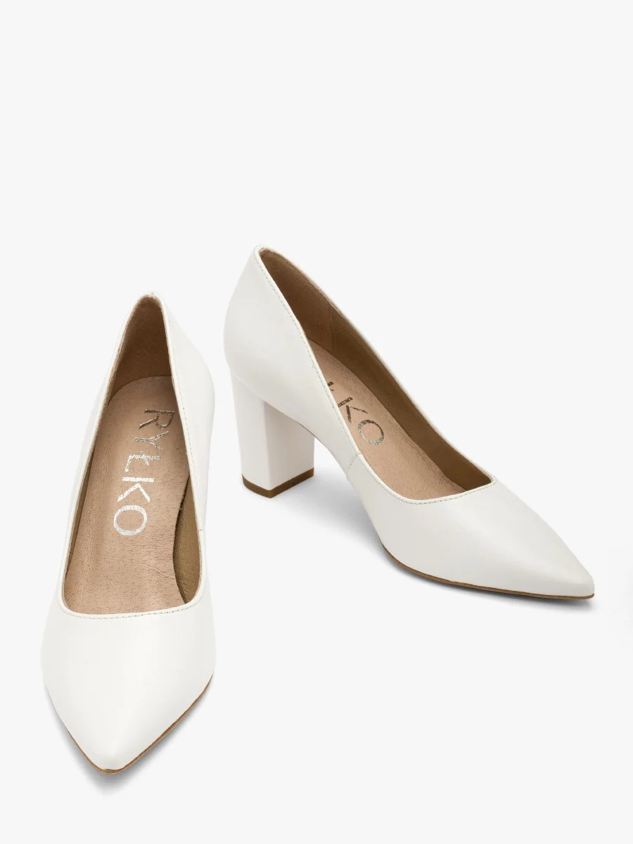 Białe czółenka na słupku