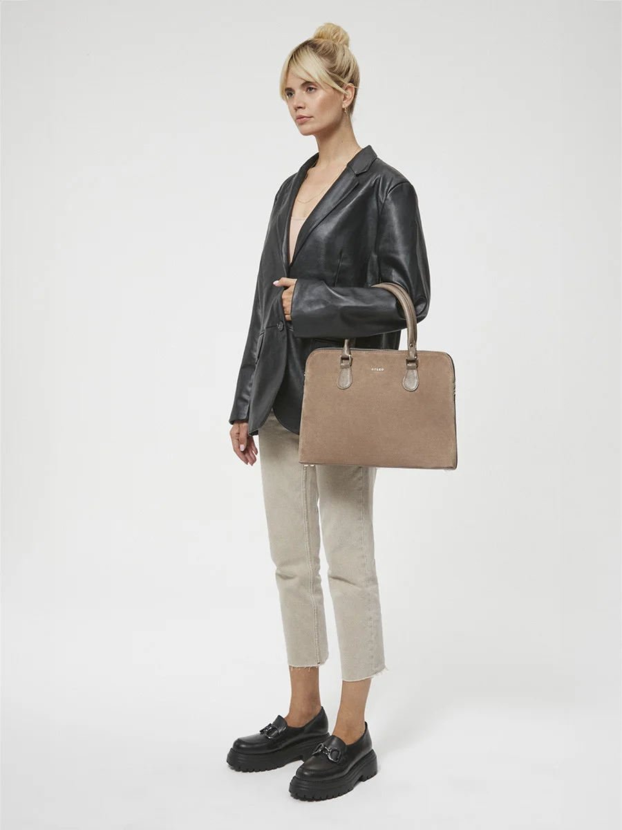 Czarne mokasyny z ozdobą na cholewce