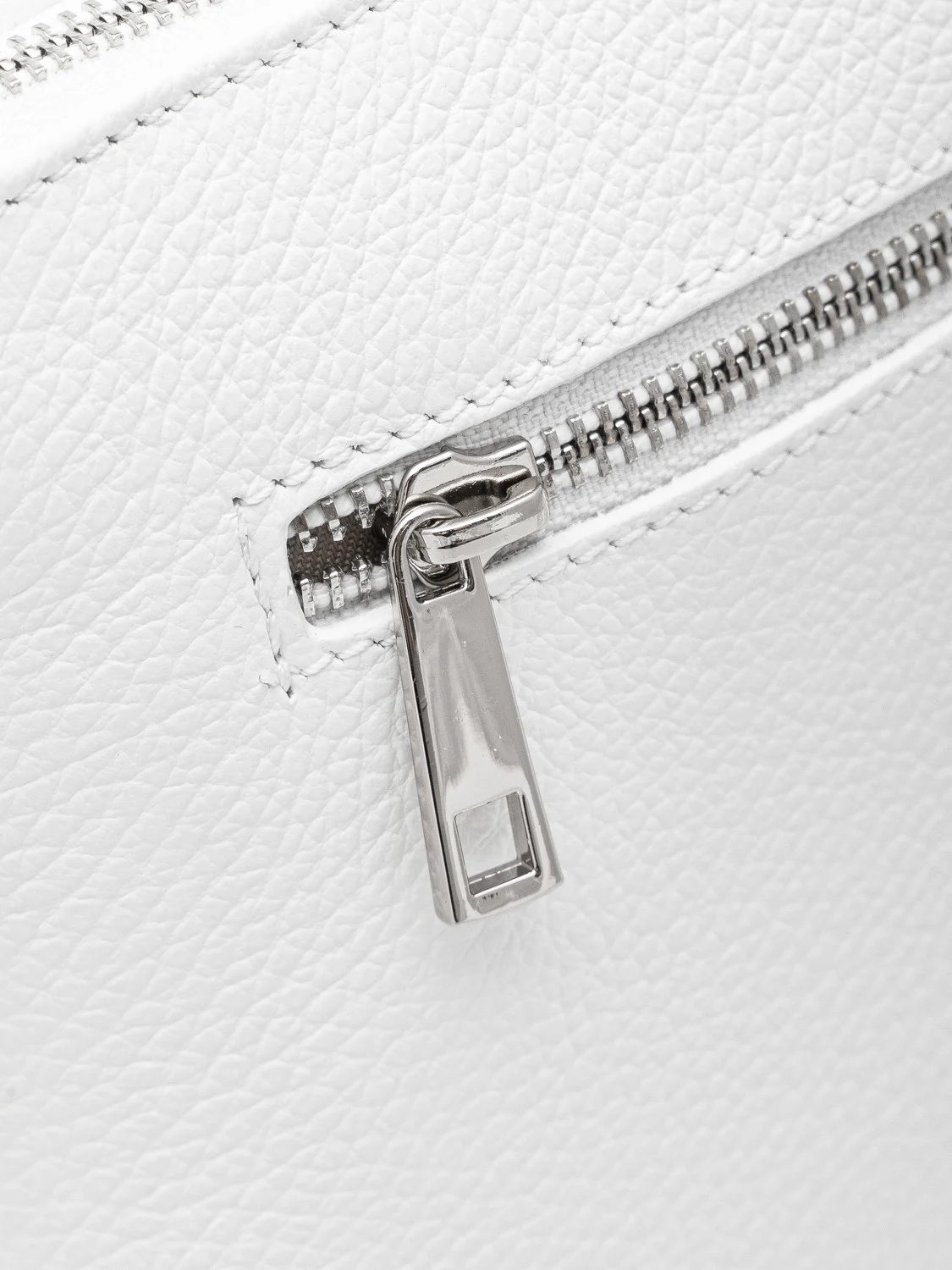 Mała, biała torebka na ramię