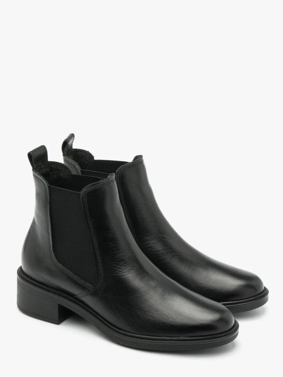 Czarne sztyblety na niskim obcasie