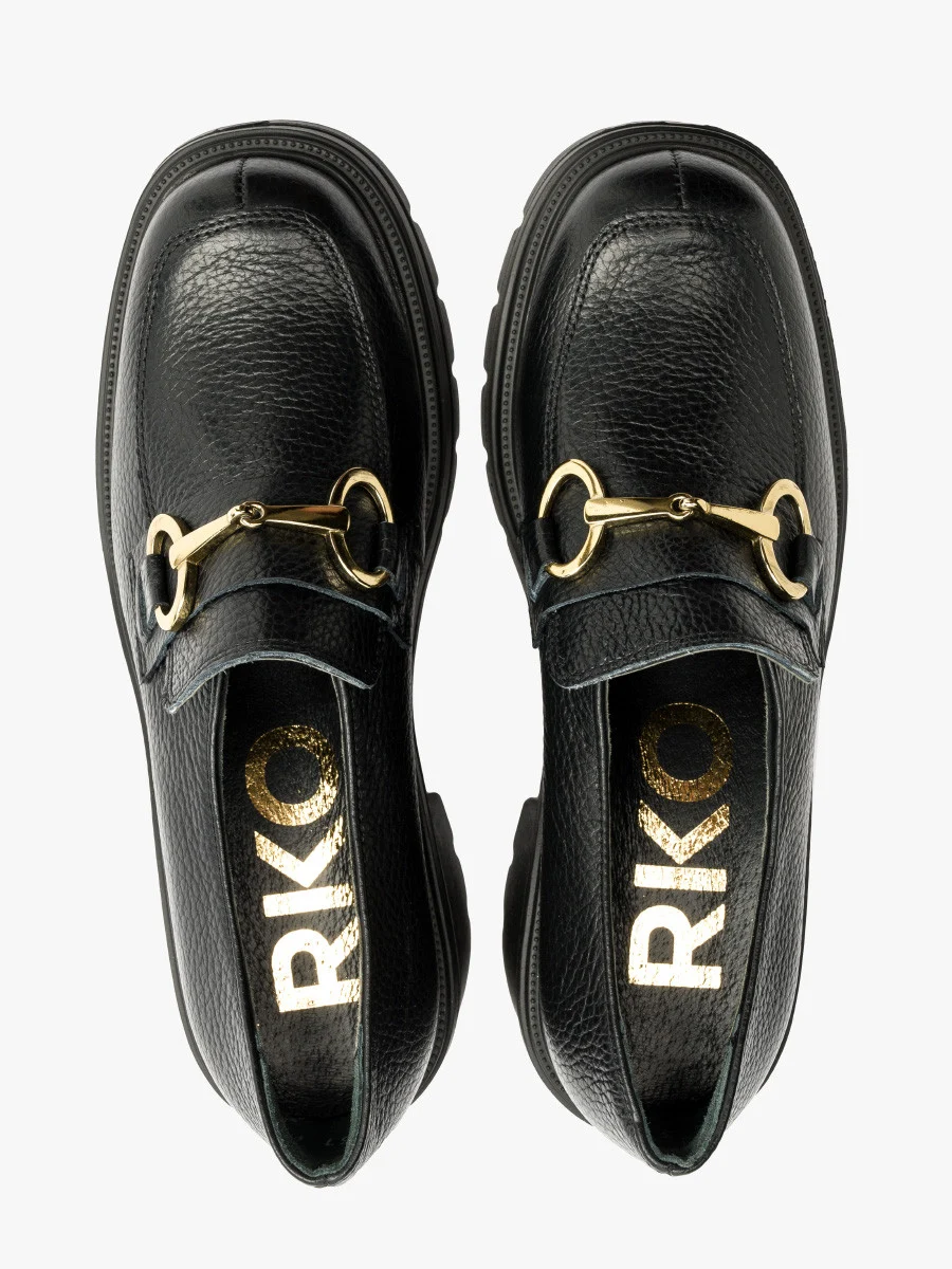 Czarne mokasyny ze złotą ozdobą