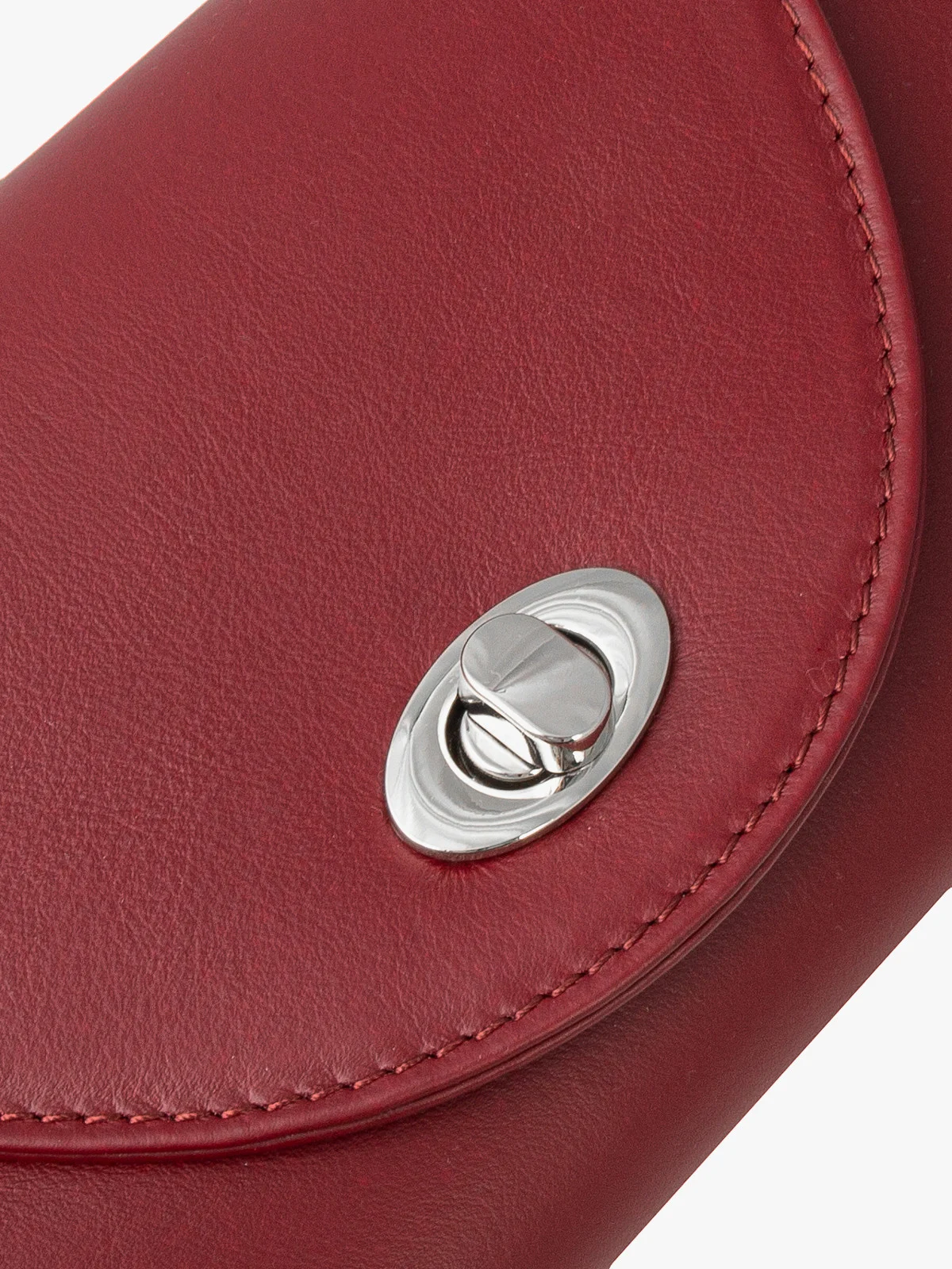 Mała elegancka torebka zapinana na ozdobną klamrę