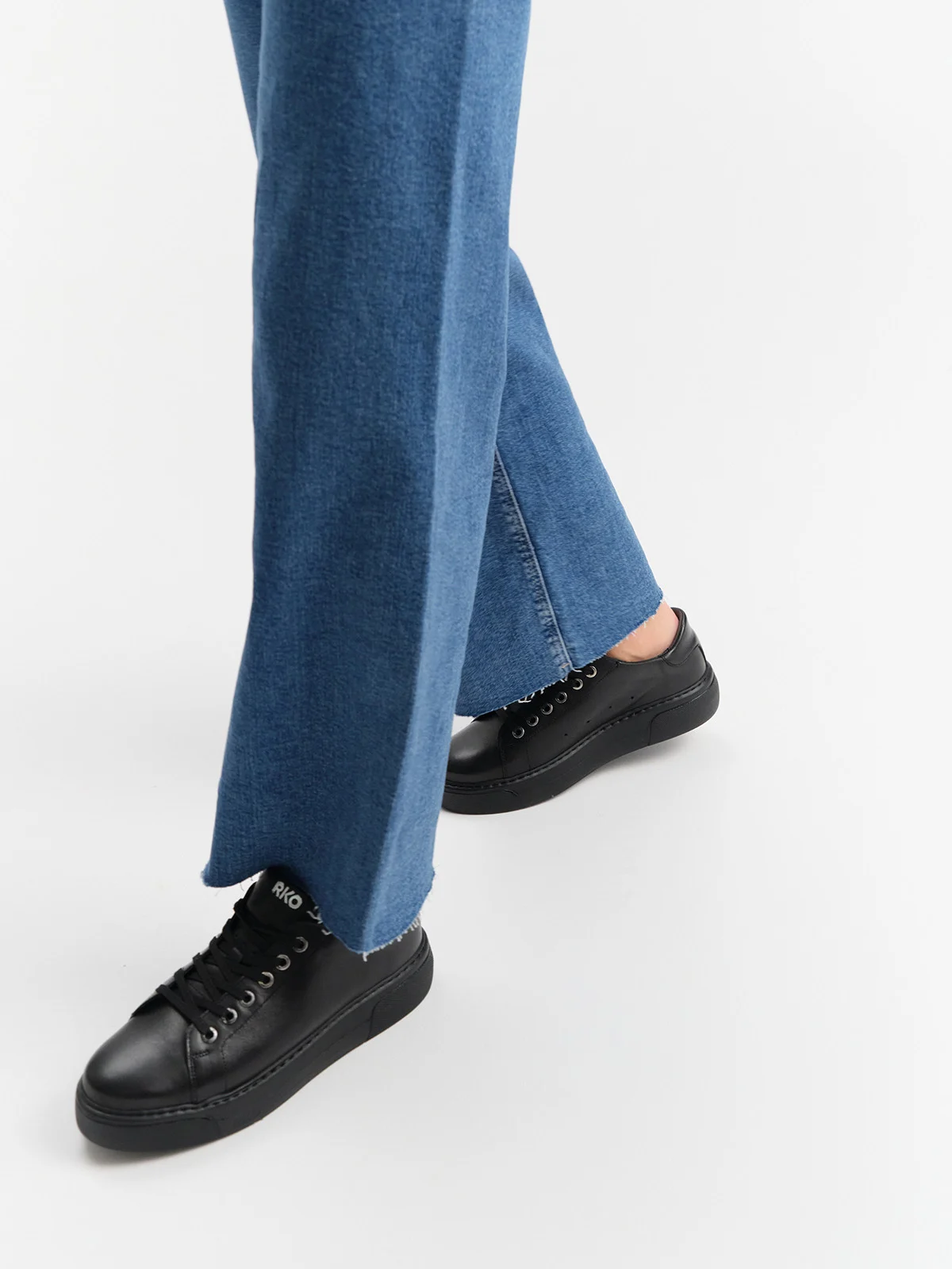 Czarne półbuty sportowe na grubej podeszwie