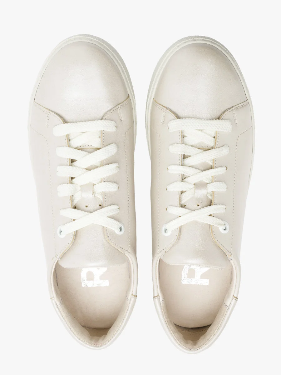 Perłowe półbuty sportowe na lekkim spodzie