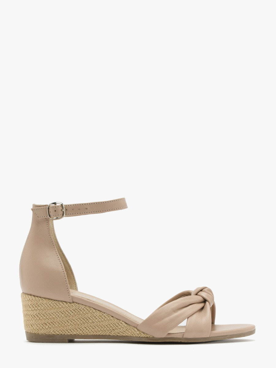 Beżowe sandały na klinie