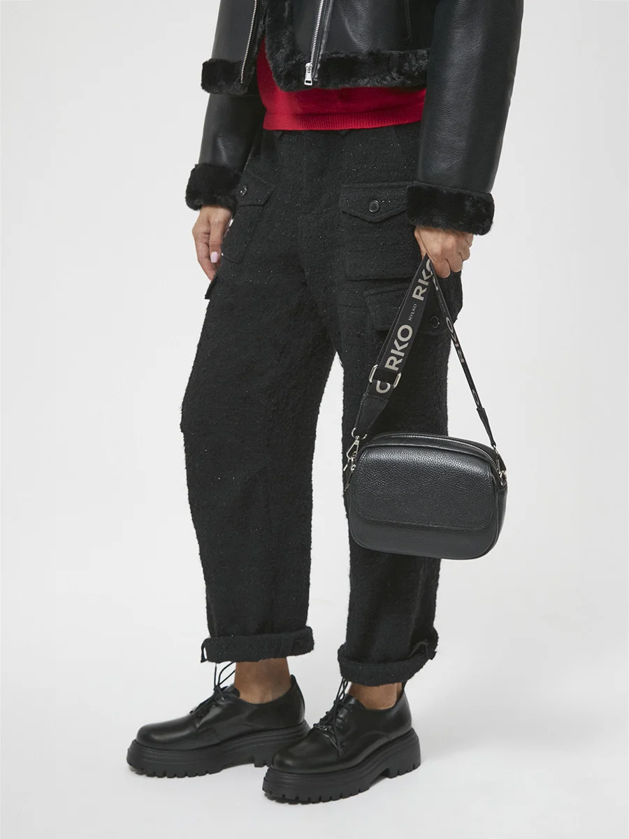 Czarna torebka z logotypem na pasku