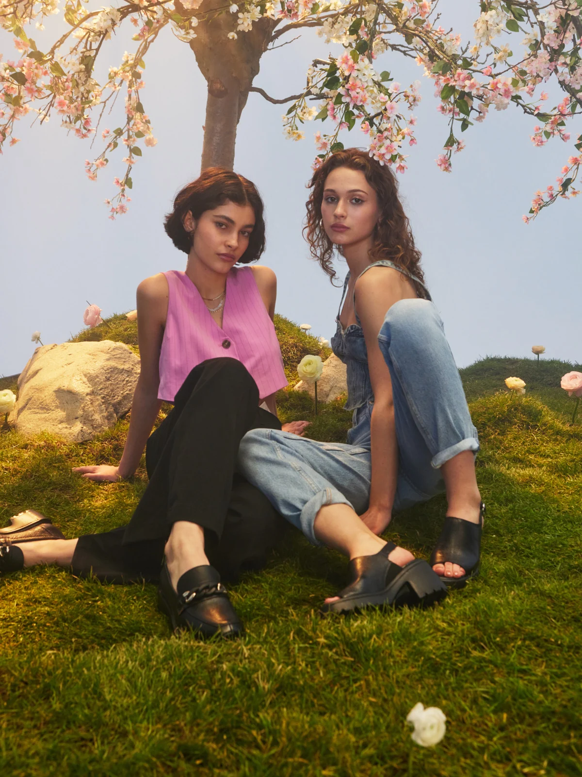 Czarne sandały z zabudowaną cholewką