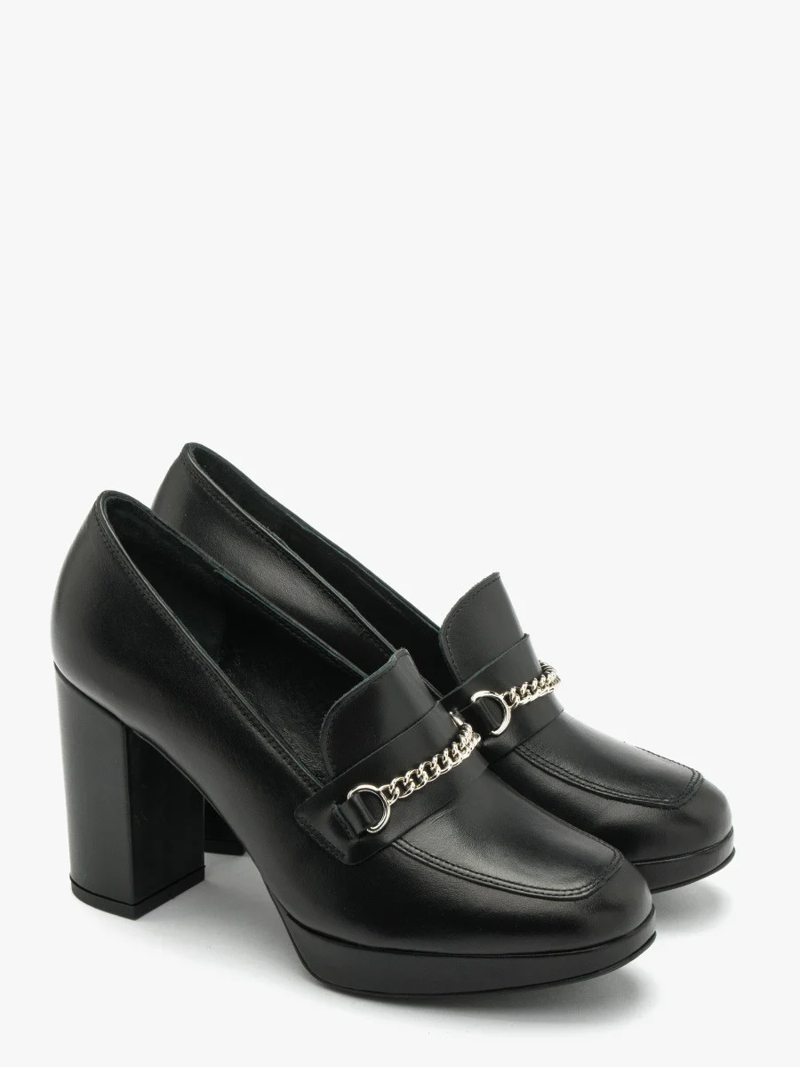 Czarne mokasyny na słupku