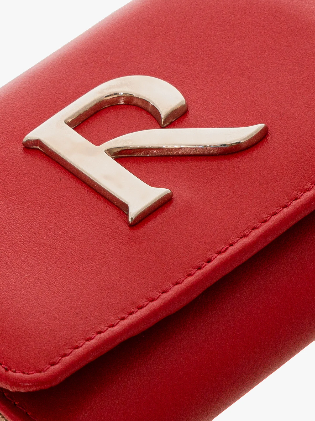 Czerwony portfel ze srebrnymi detalami