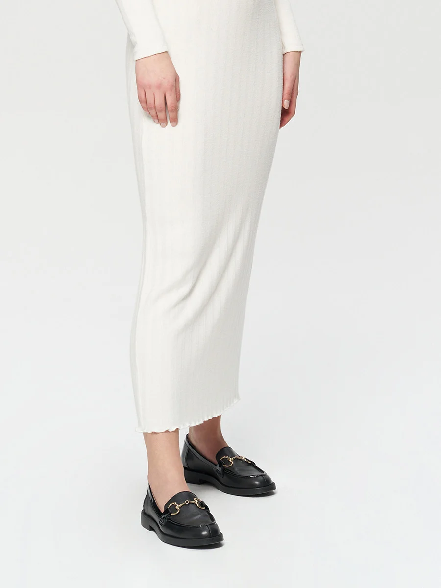 Czarne mokasyny ze złotą ozdobą