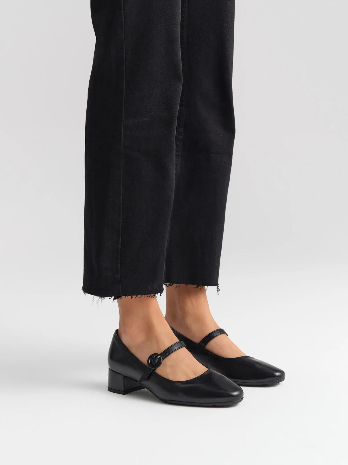 Czarne czółenka z paskiem na niskim klocku