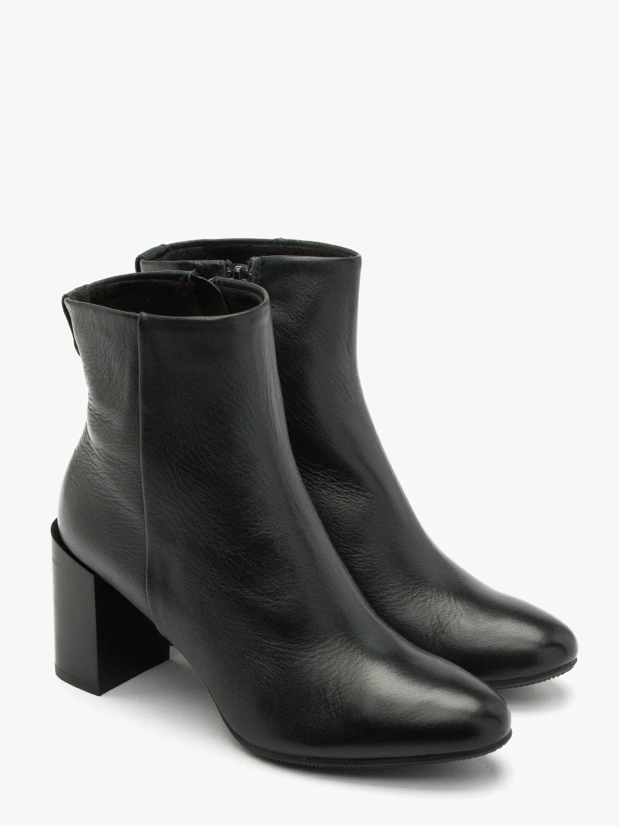 Czarne botki na obcasie