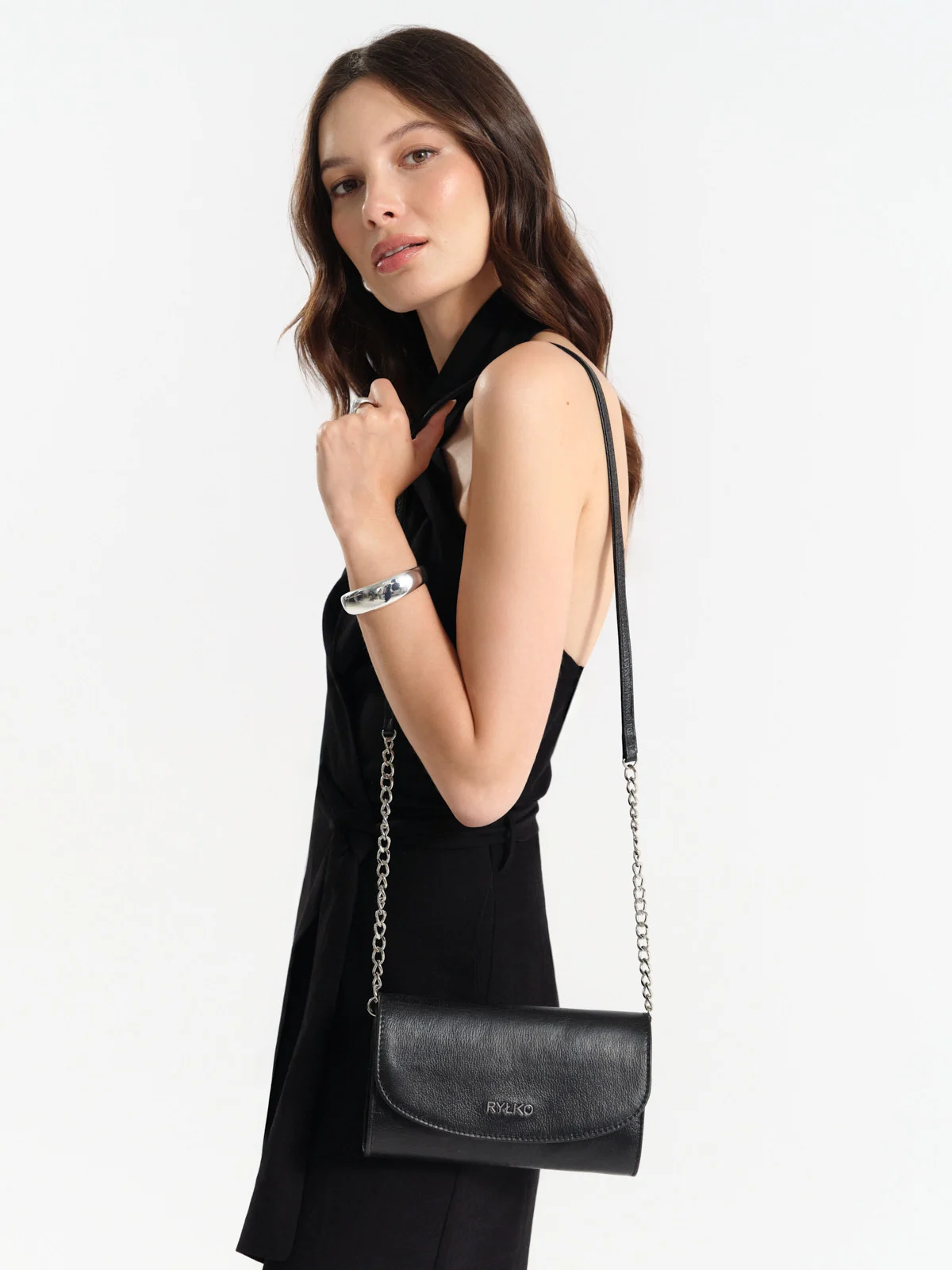 Mała, czarna torebka typu kopertówka