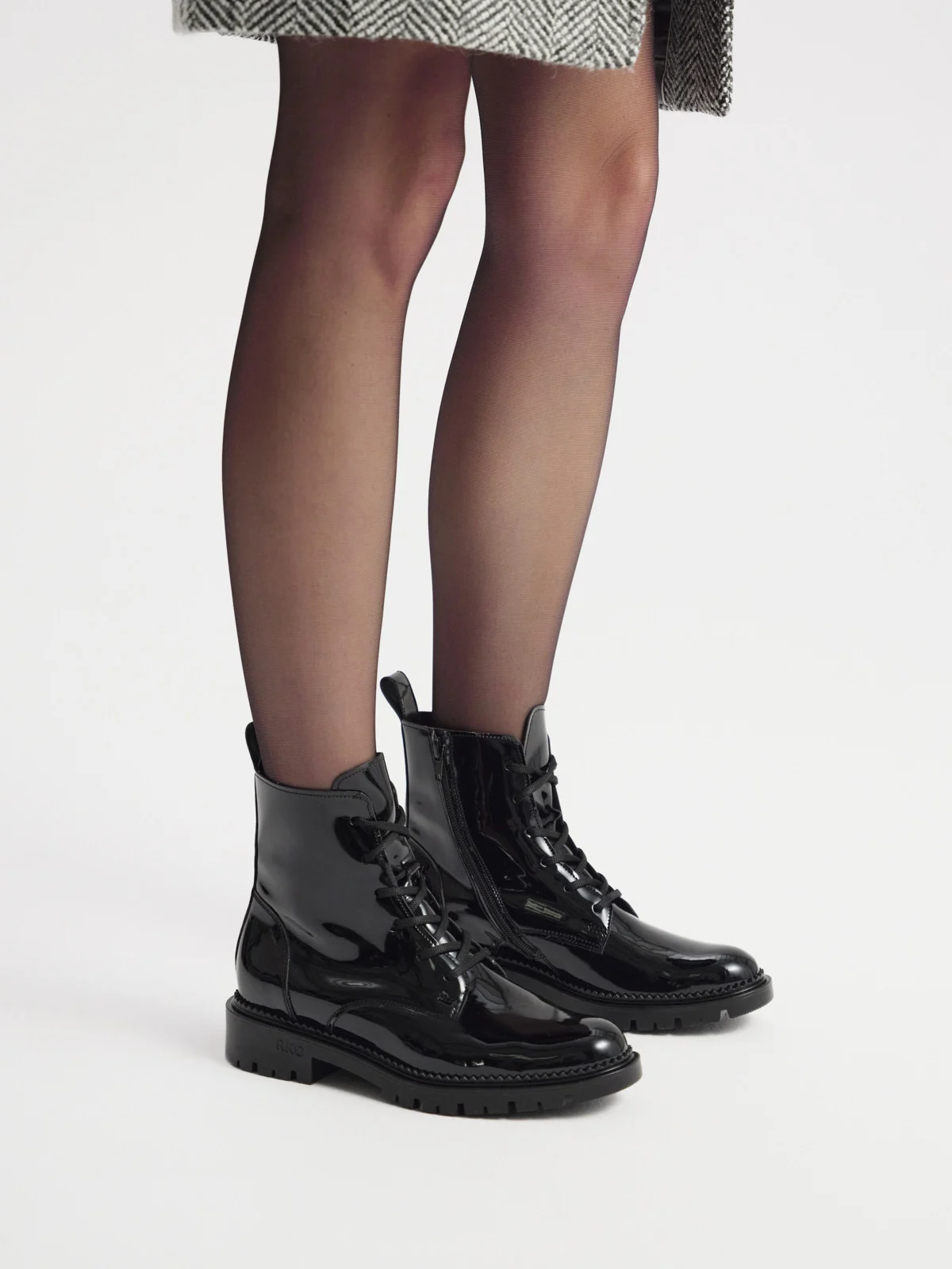 Czarne lakierowane trzewiki damskie