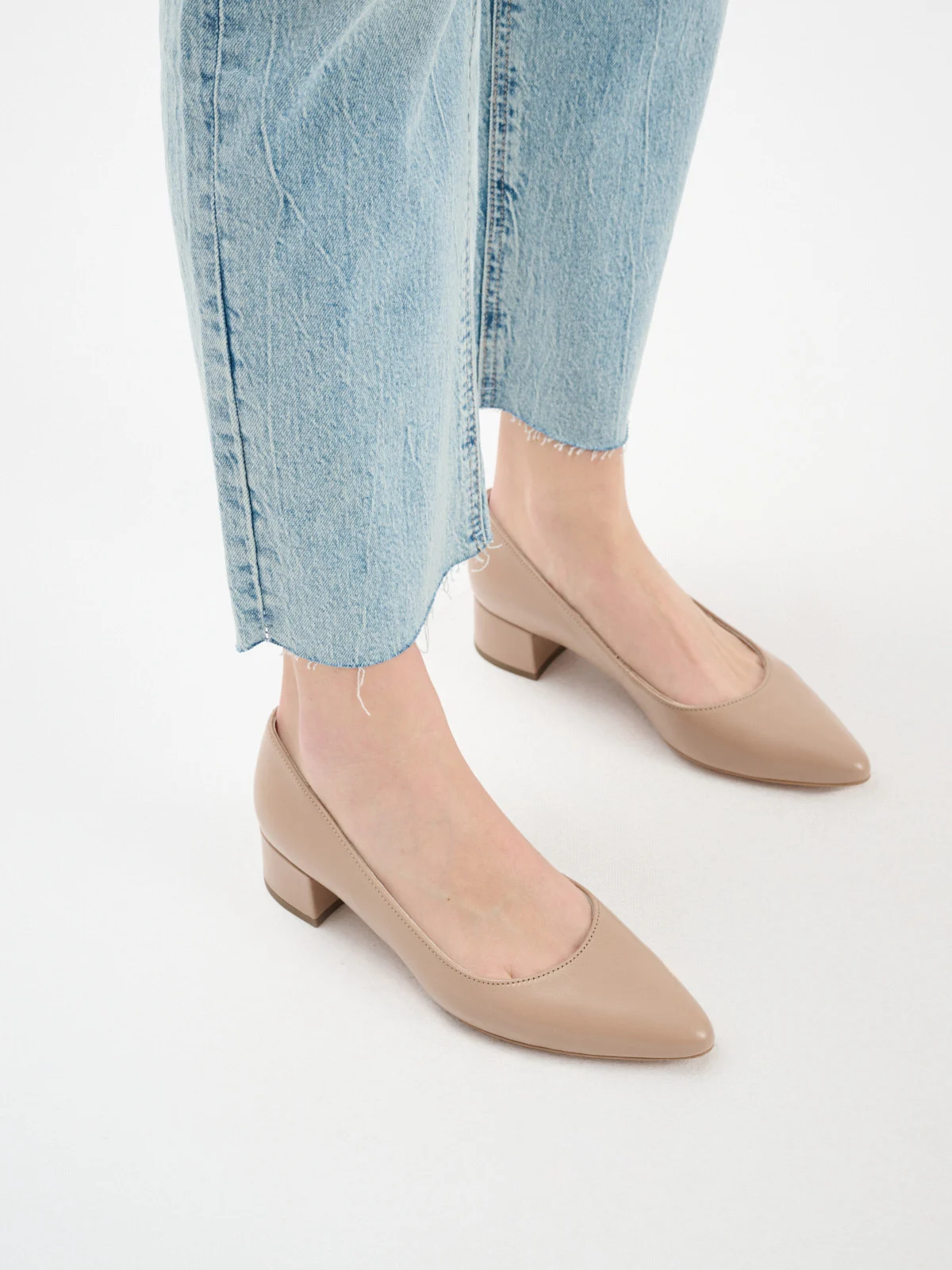 Beżowe czółenka na niskim obcasie