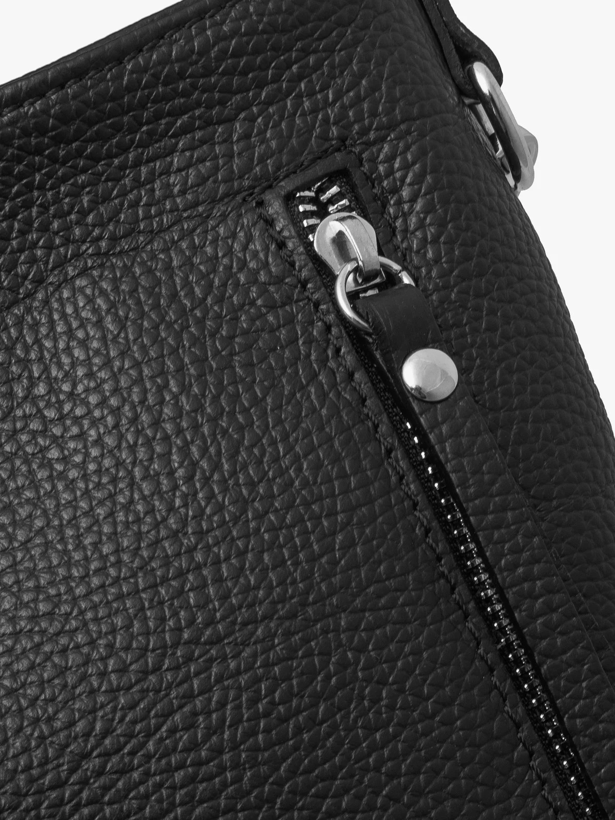 Czarna torebka z kontrastowym paskiem z tkaniny