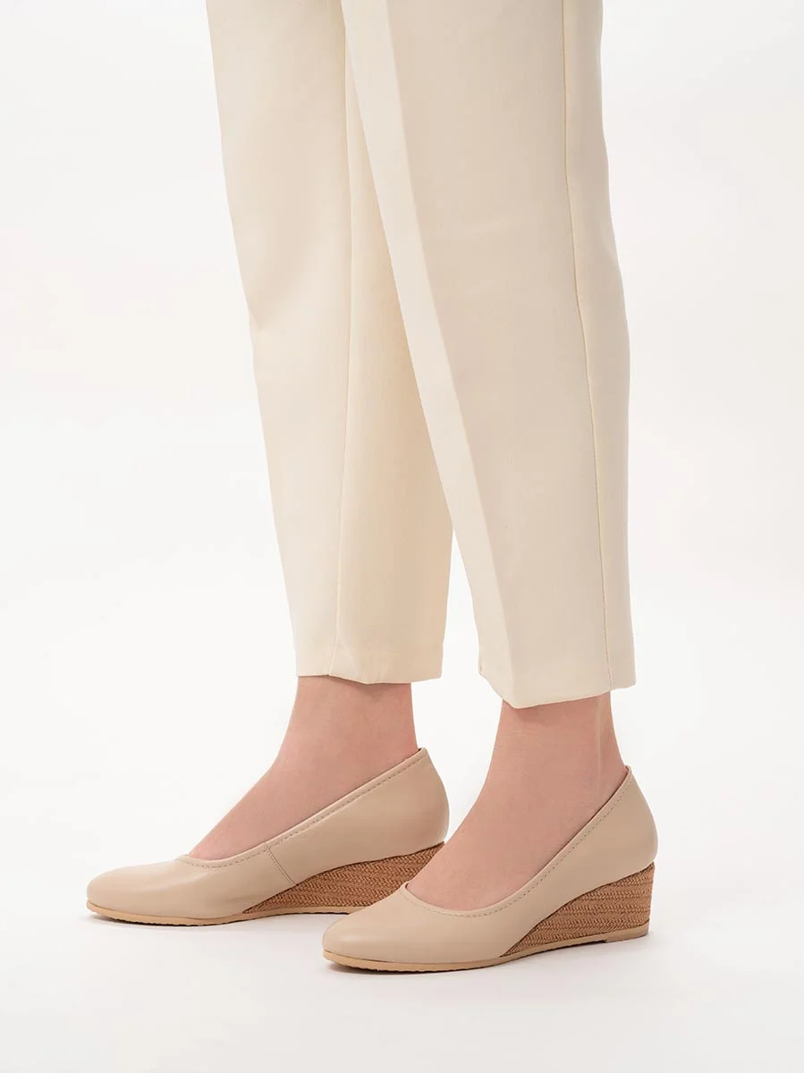 Beżowe czółenka na klinie