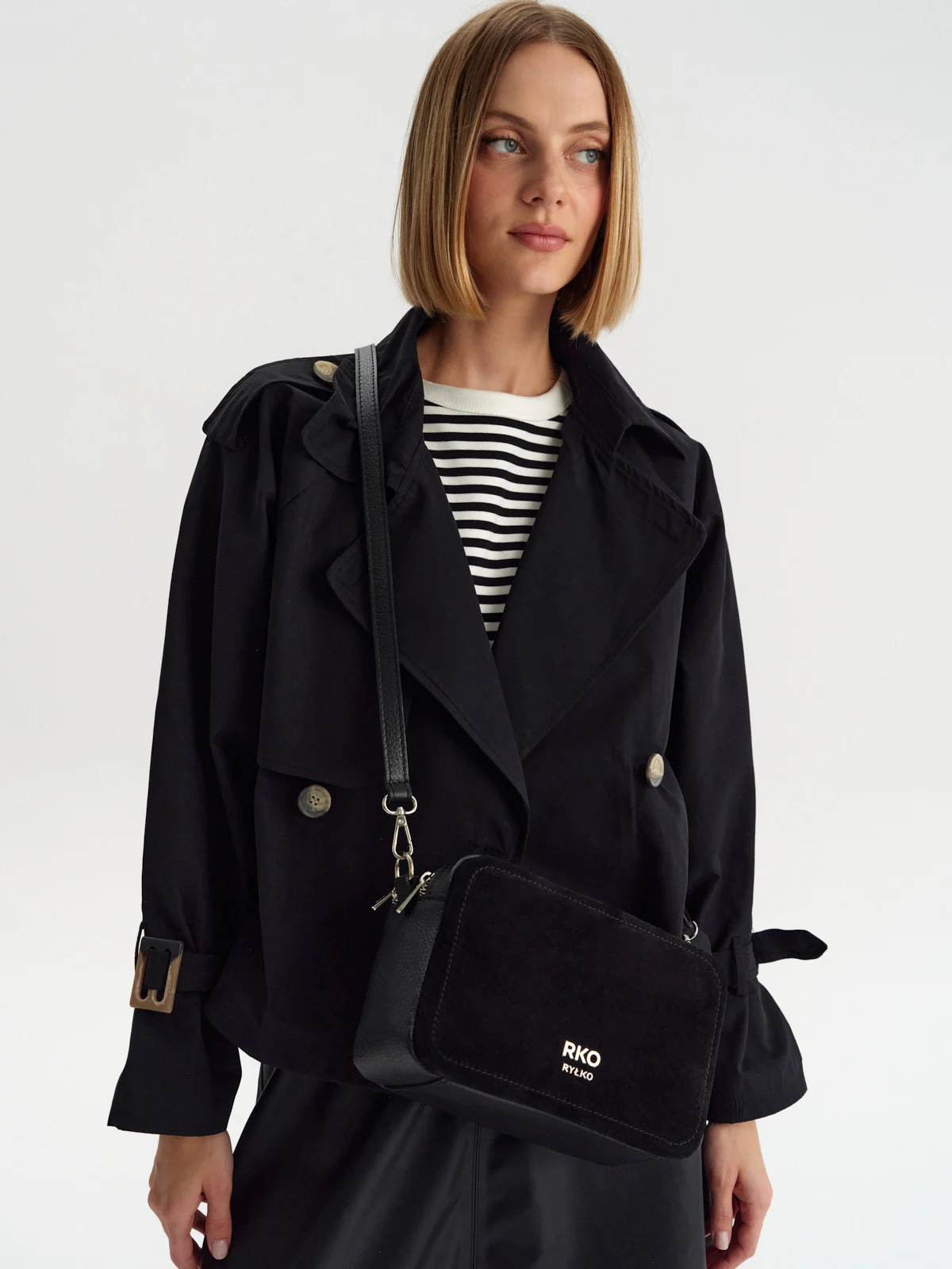 Czarna torebka listonoszka średniej wielkości