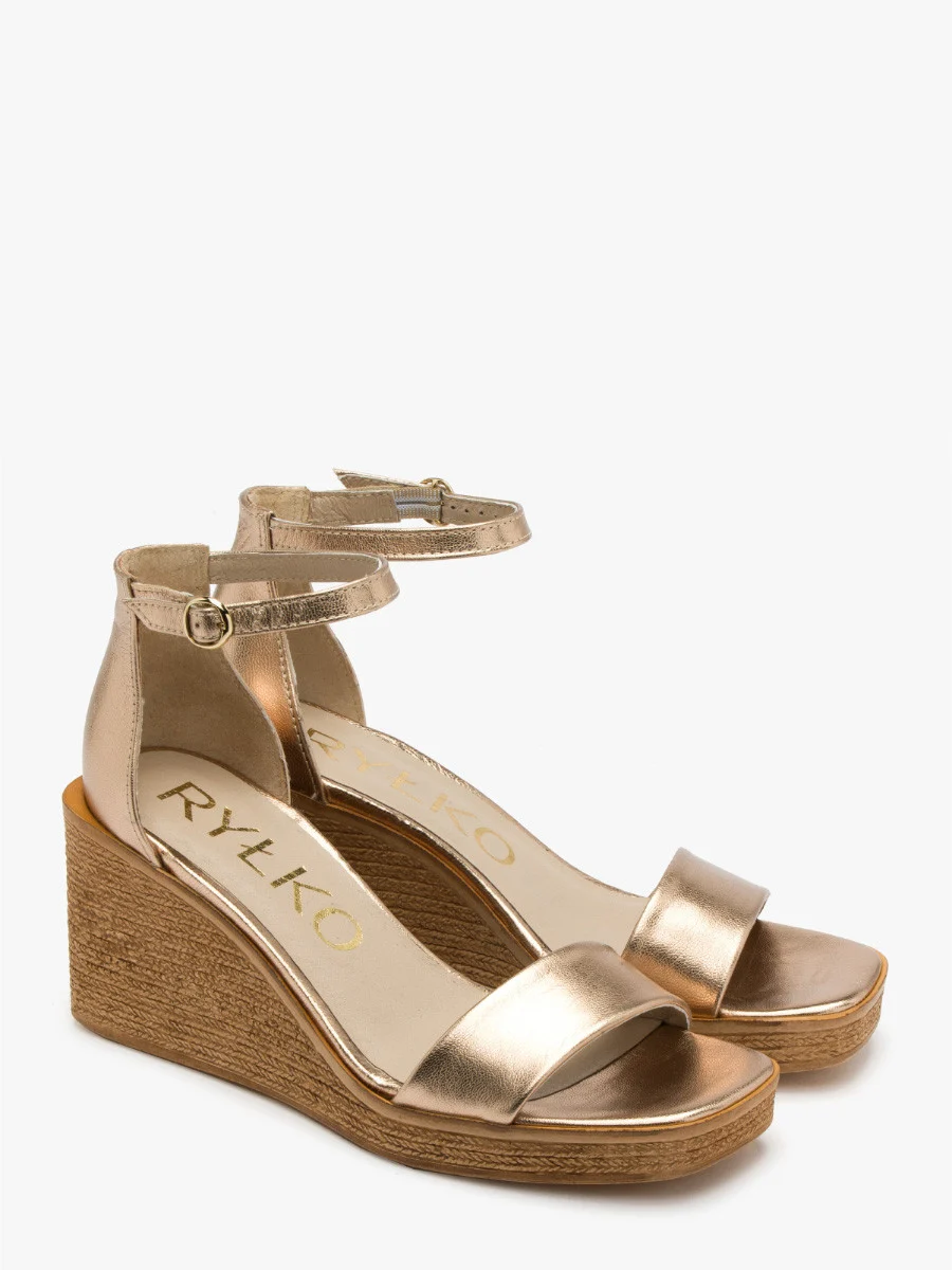 Platynowe sandały na koturnie