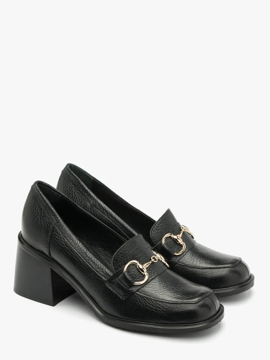 Czarne mokasyny z platynową ozdobą na cholewce