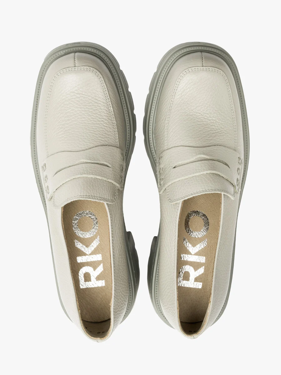 Szare mokasyny na obcasie