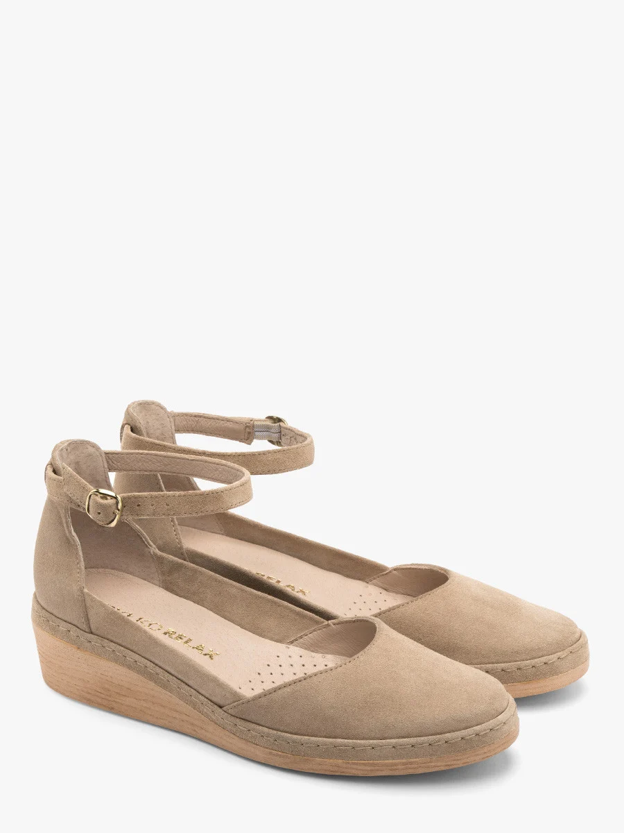 Piaskowe czółenka na platformie z paskiem wokół kostki