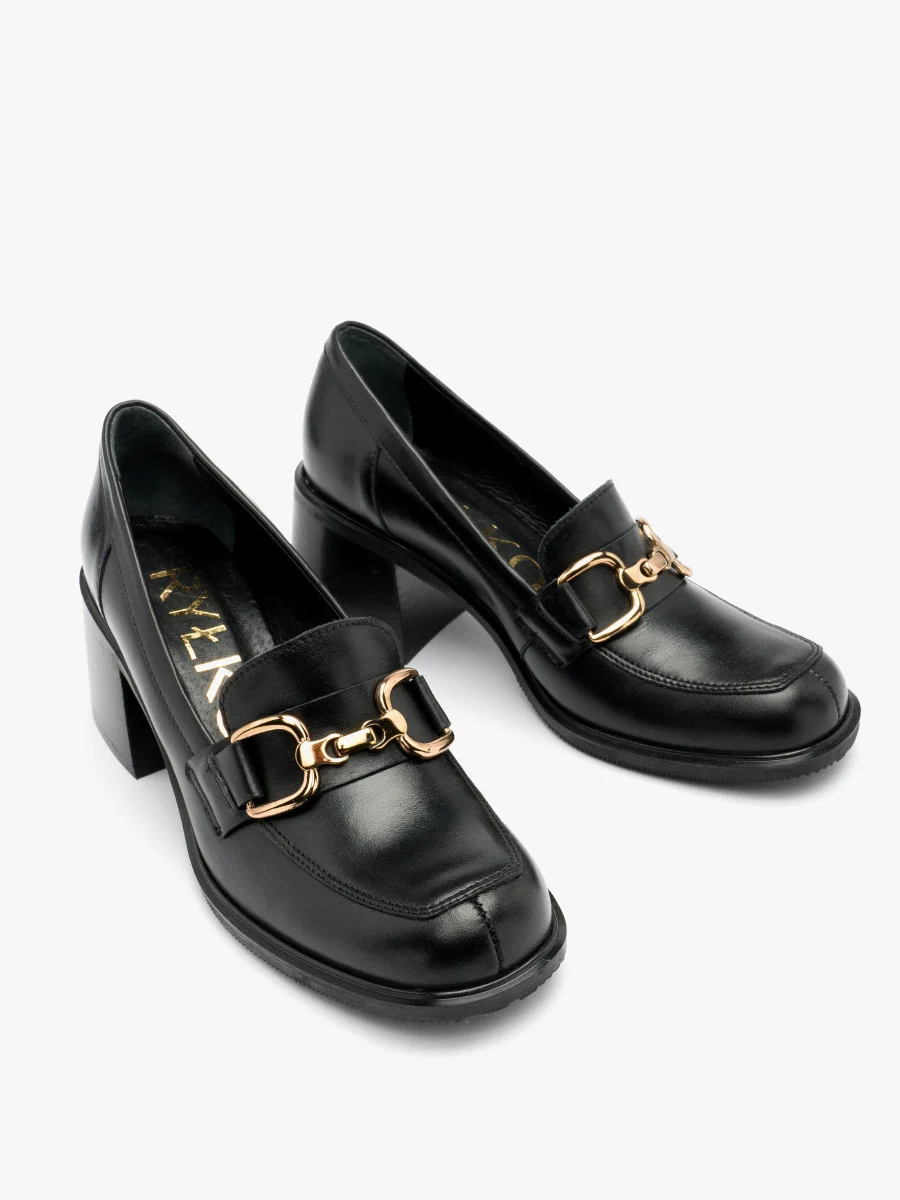 Czarne mokasyny na obcasie