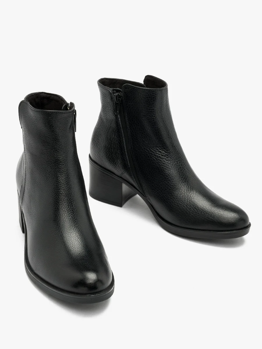 Czarne botki na obcasie