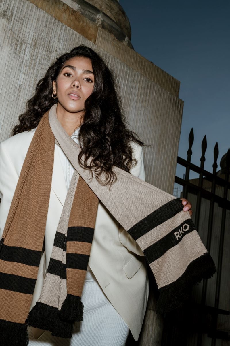 Czarny bawełniany szalik z frędzlami