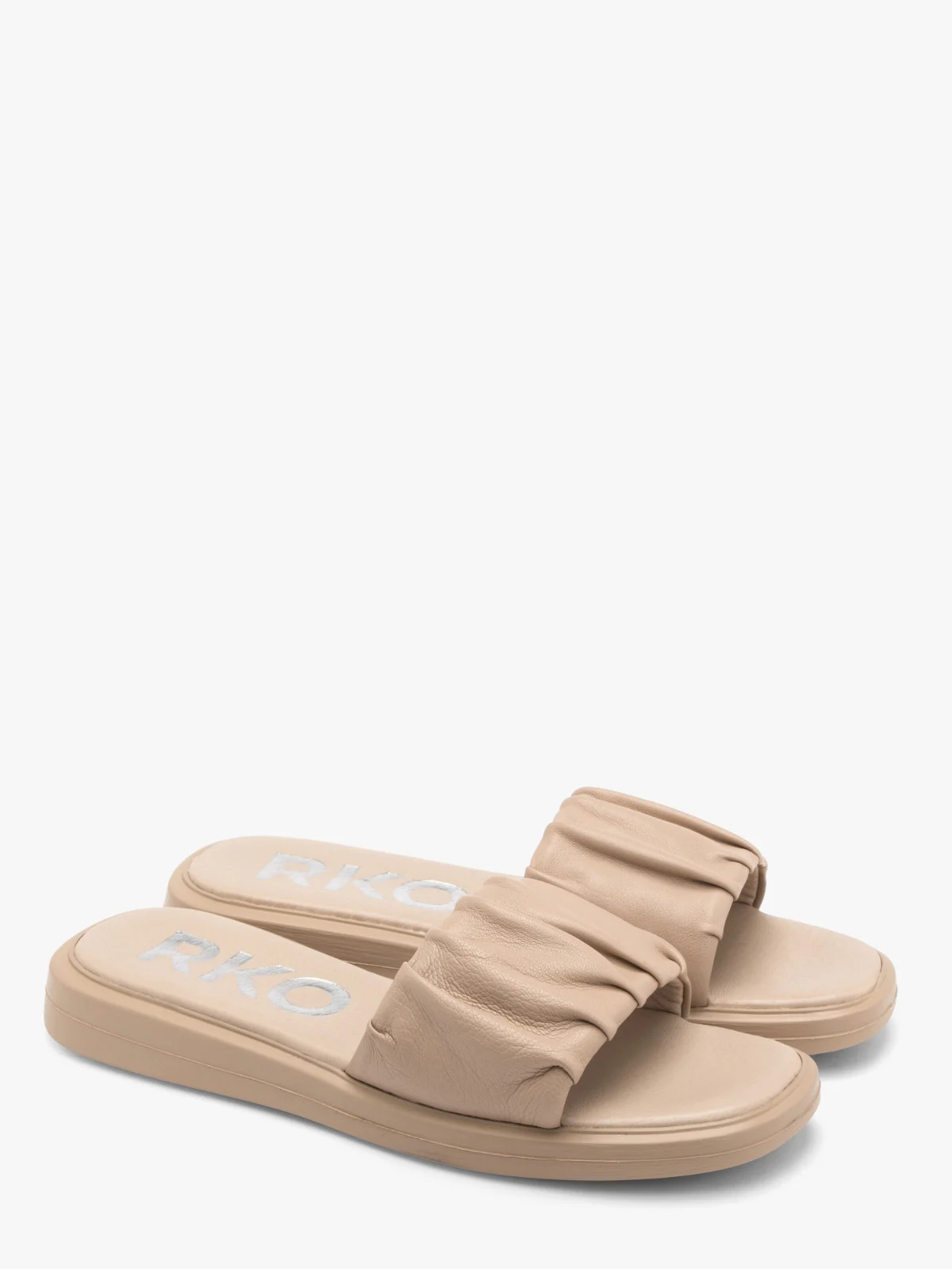 Beżowe klapki z marszczoną cholewką