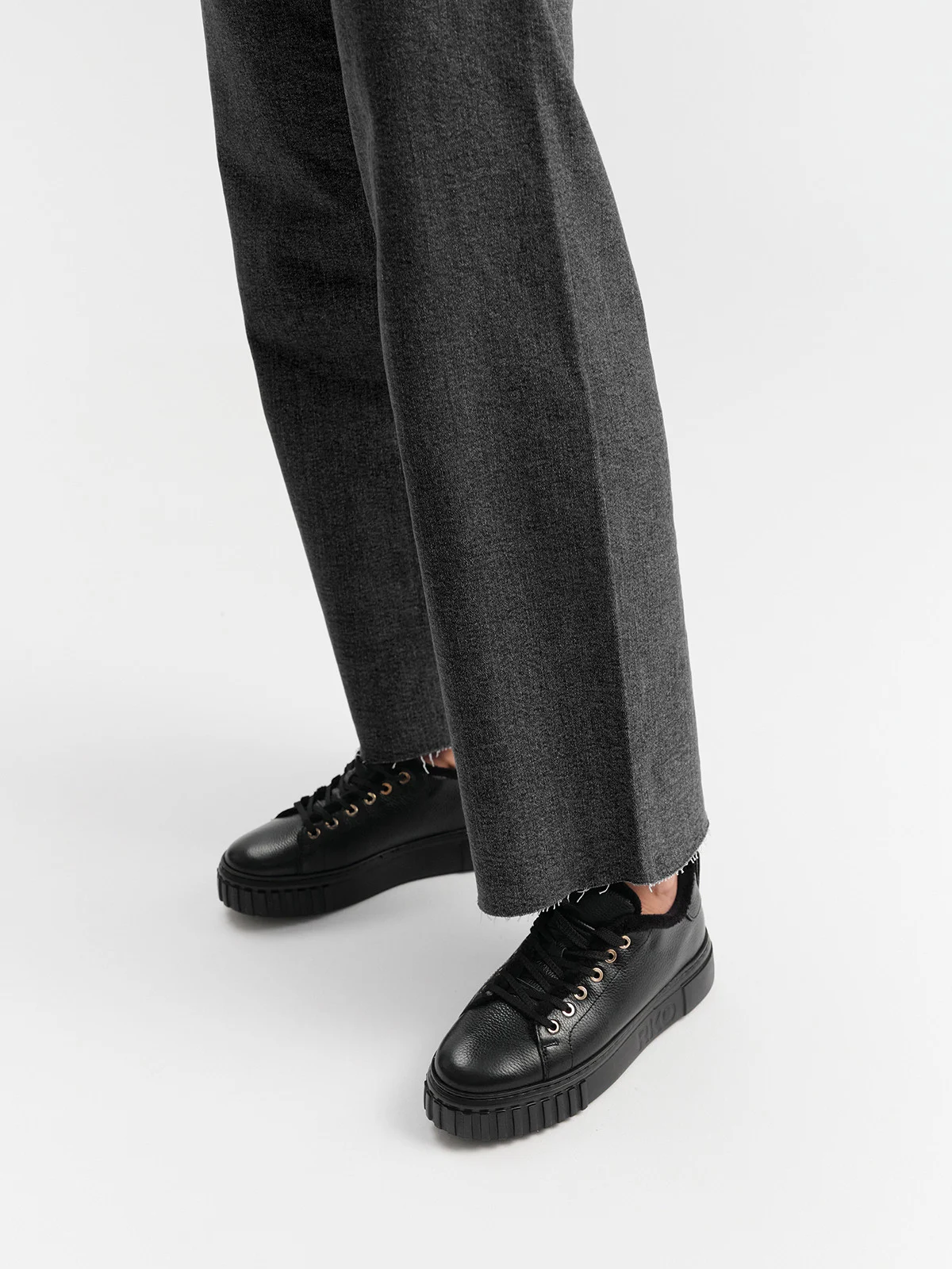 Ocieplane półbuty sportowe w czarnym kolorze