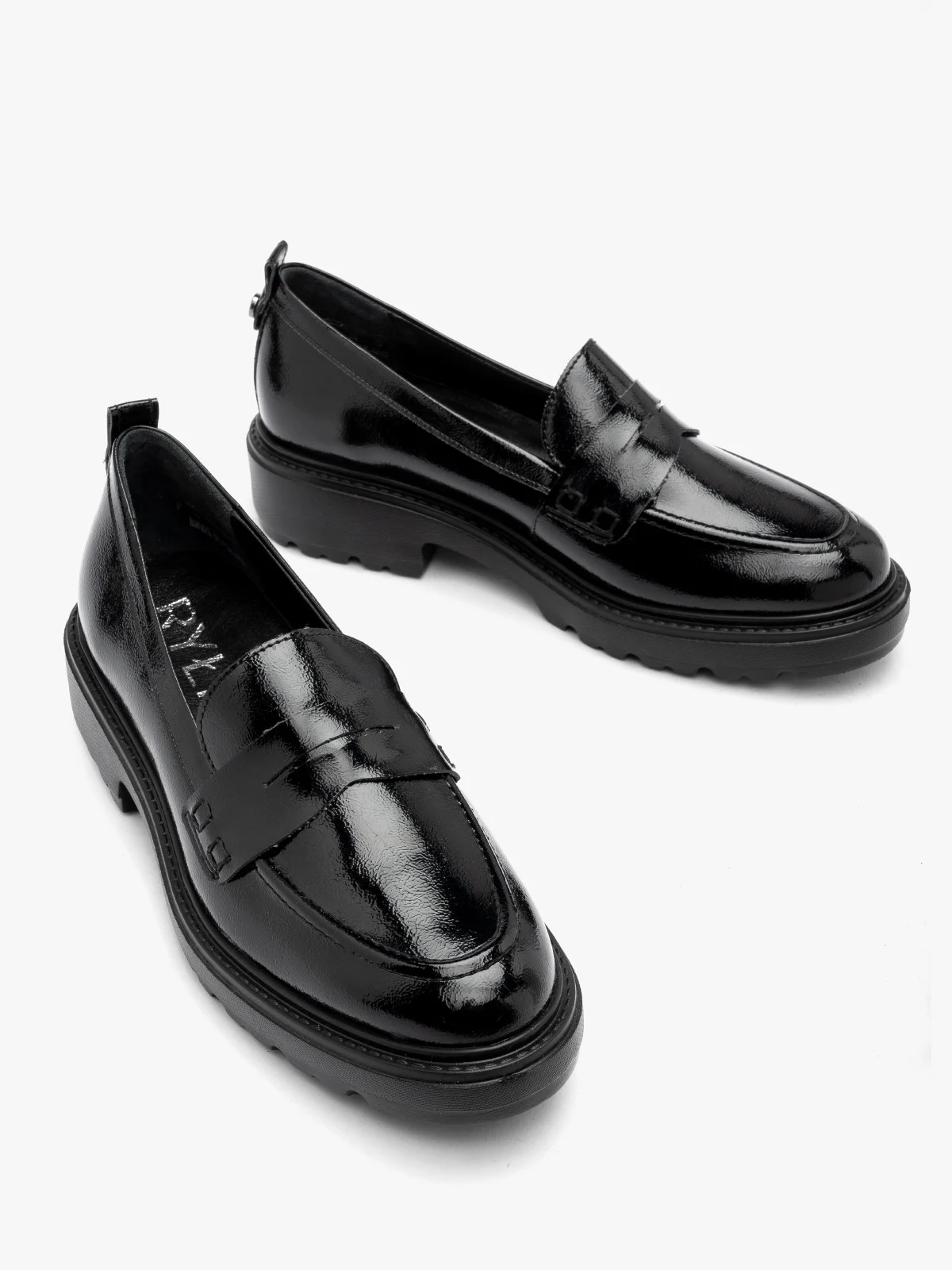 Lakierowane mokasyny na grubym spodzie