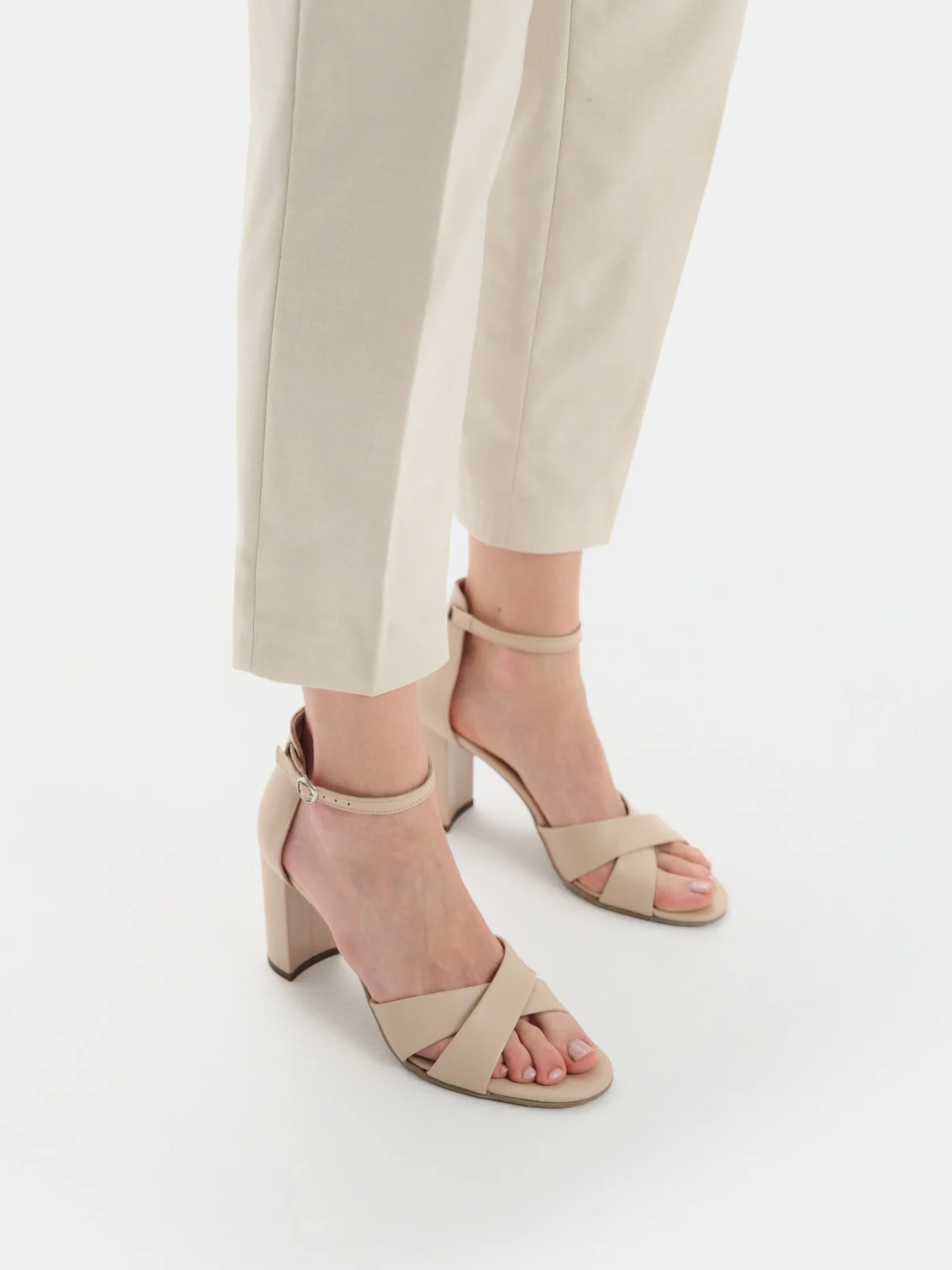 Beżowe sandały na wysokim słupku
