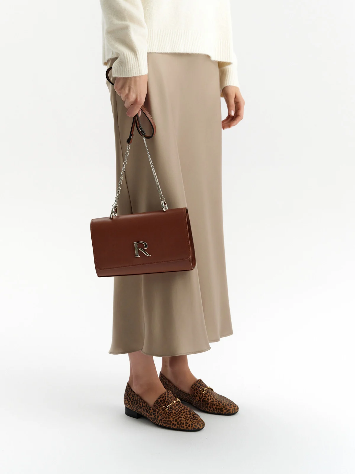 Mokasyny damskie w panterkę ze złotą ozdobą