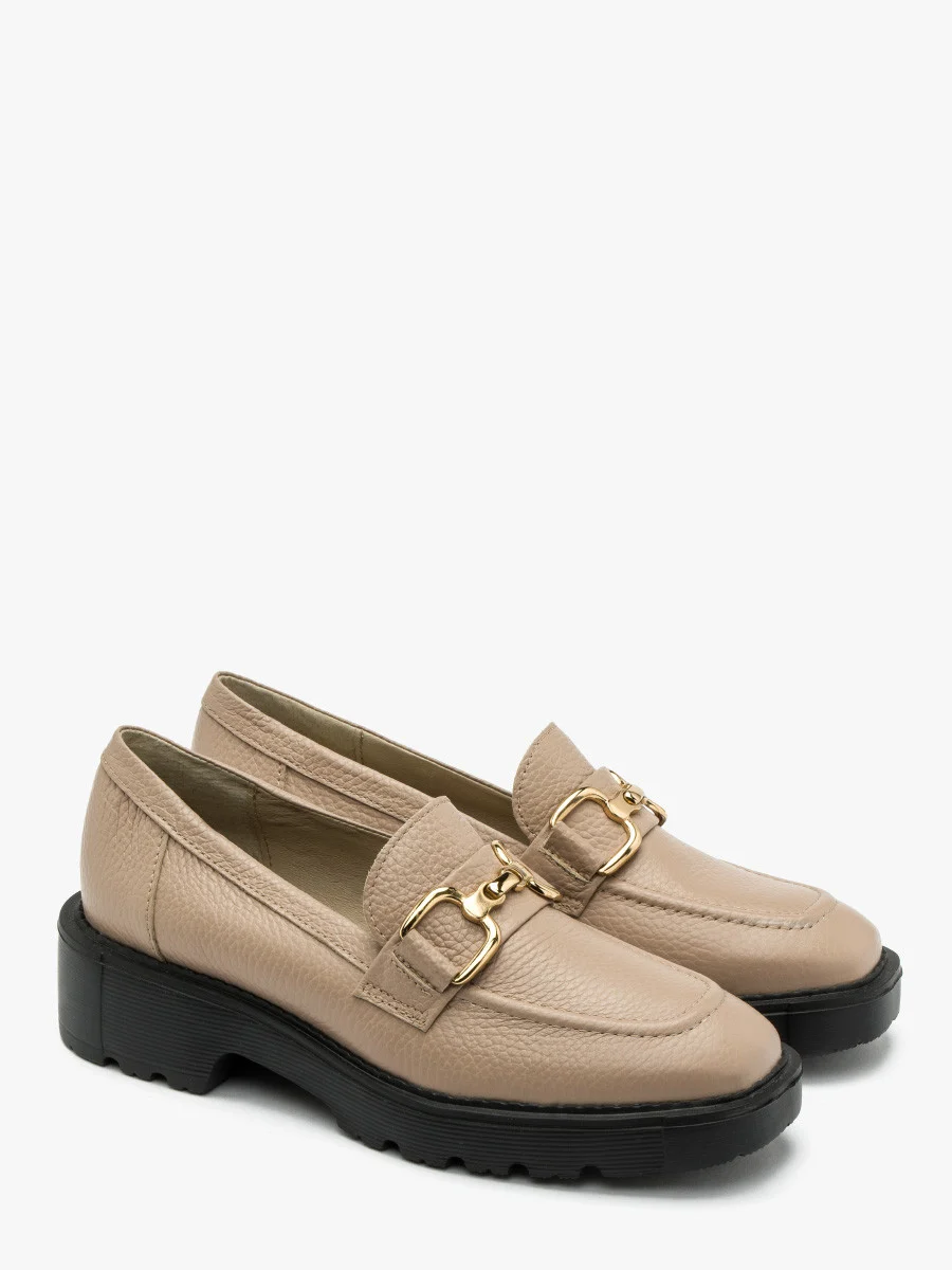 Beżowe mokasyny na czarnym spodzie