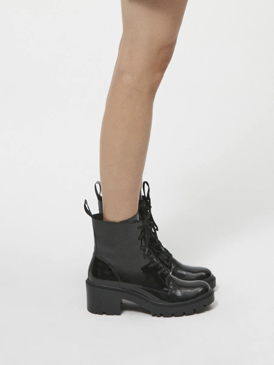 Czarne lakierowane trzewiki na masywnym spodzie