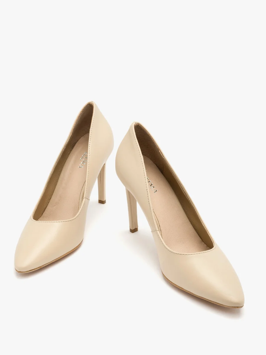 Jasnobeżowe czółenka na wysokim obcasie