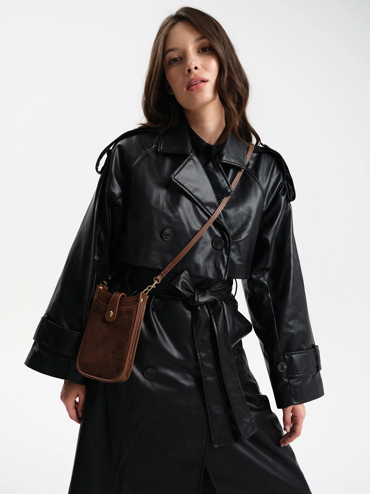 Mała, prostokątna listonoszka z łączonych skór