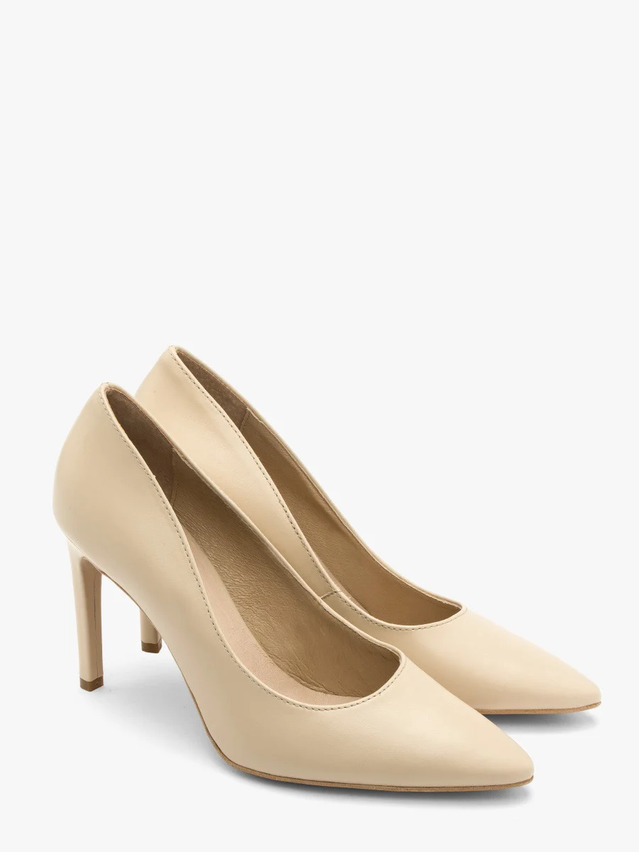 Jasnobeżowe czółenka na wysokim obcasie