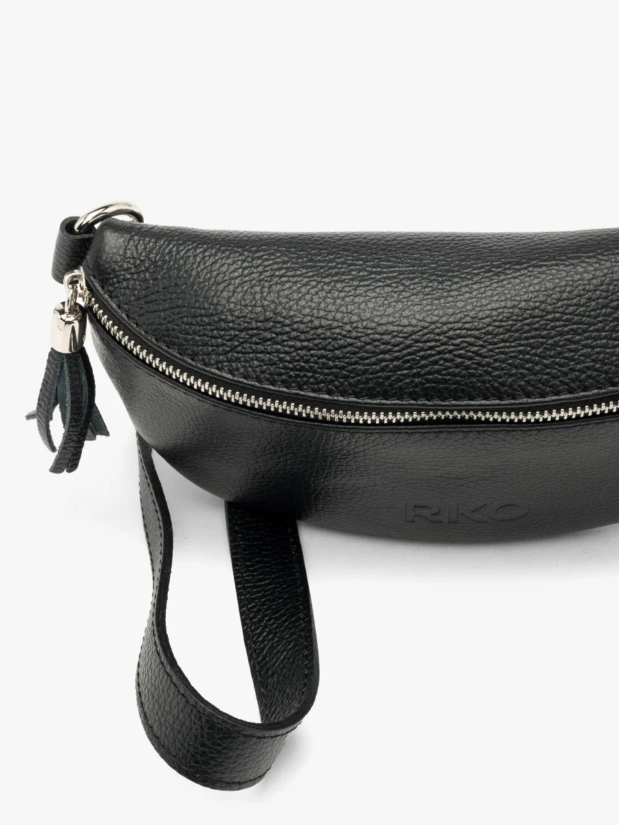 Czarna torebka typu nerka z frędzlem