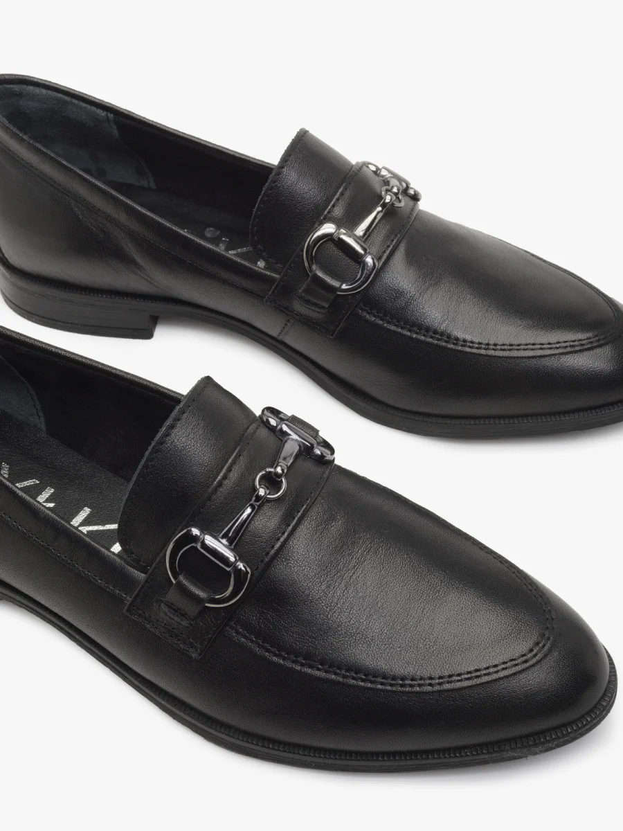 Czarne mokasyny z ozdobą na cholewce