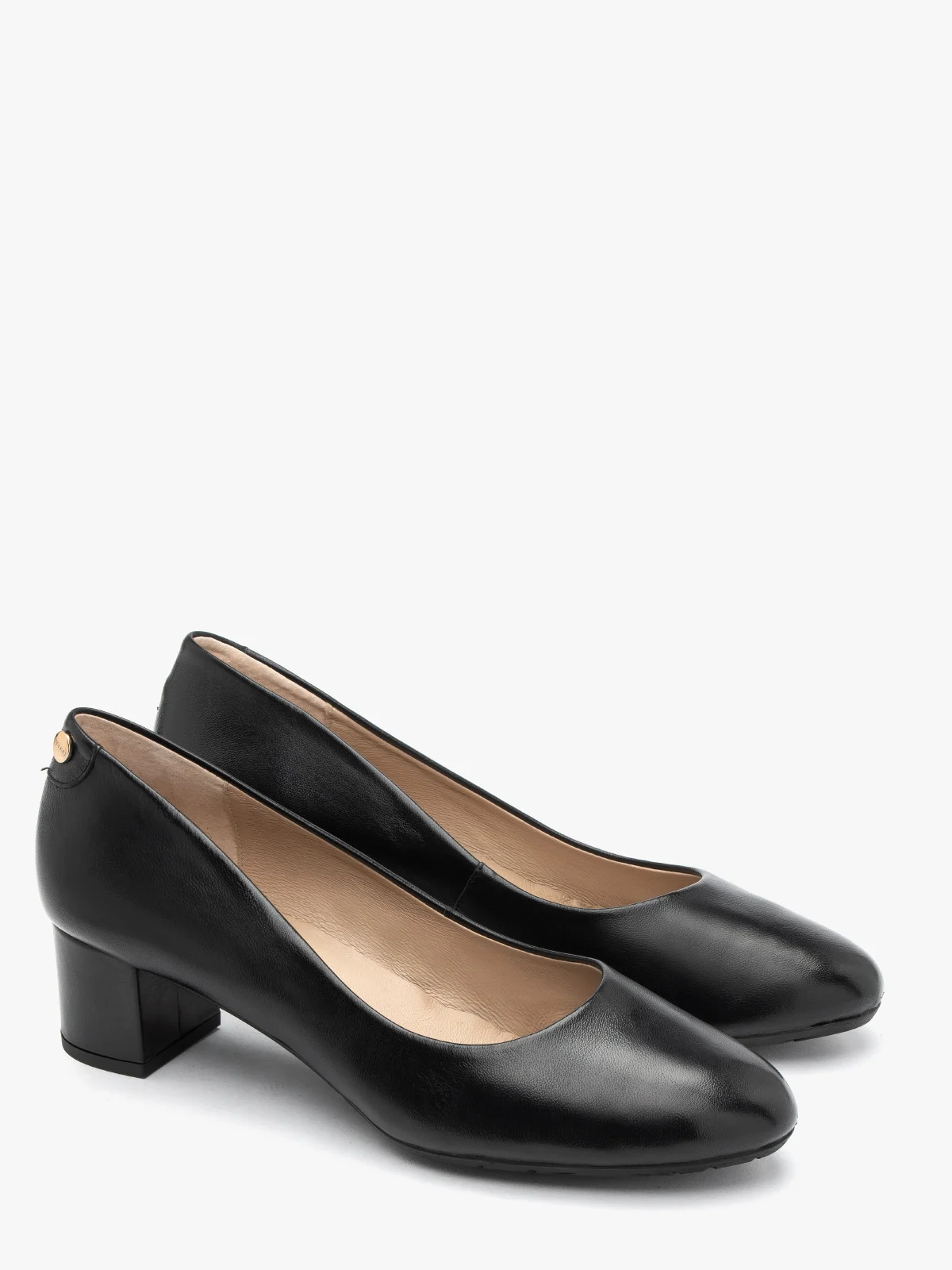 Czarne czółenka na niskim słupku